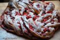 Wieniec drożdżowy z truskawkami i rabarbarem